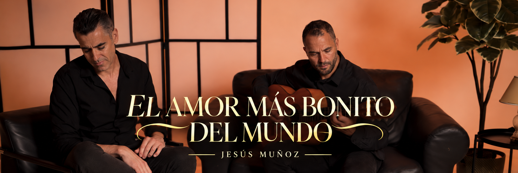 Portada de El amor más bonito del mundo, de Jesús Muñoz: dos músicos vestidos de negro en una sala cálida, con el título original en dorado.